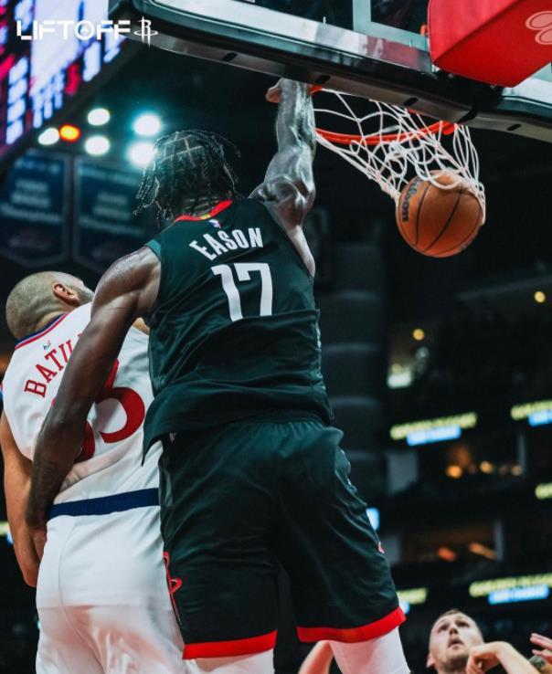 伊森如今相当的稳定。在最近两场比赛当中，伊森一共砍下了32分并且摘下了16个篮板