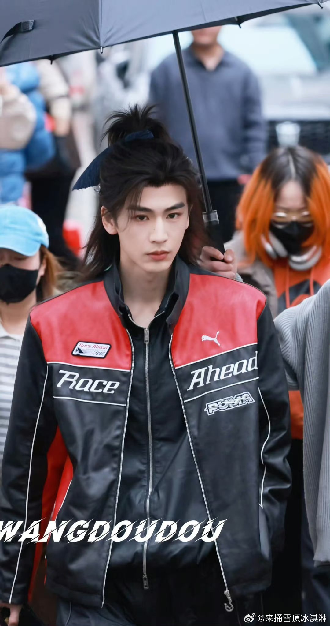 张凌赫机车服张凌赫黑红机车服可以 