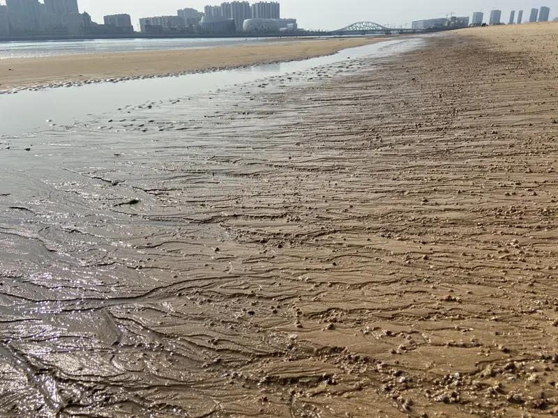 下联:水涌水退水无痕。对对联潮涨潮落潮不平。