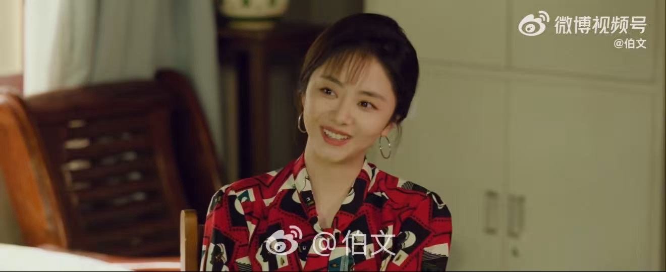 年代剧有自己的团播带货电视剧我的山与海 三个姐妹在街头忙活的样子，让路过的人都忍