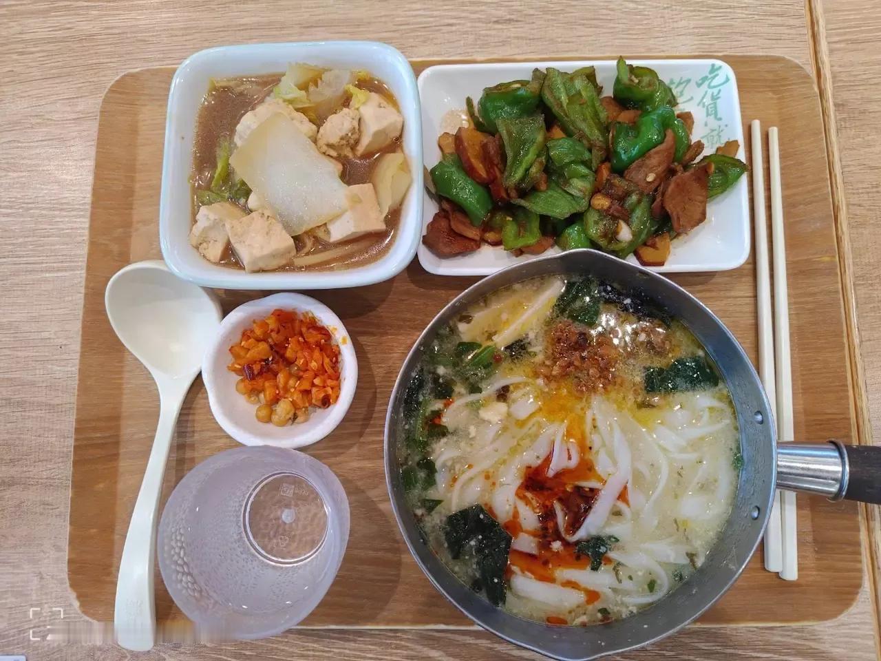 #妙笔生花创作挑战# 前几天股票涨了，老胡就给自己加了餐，看看老胡吃的也不比我们