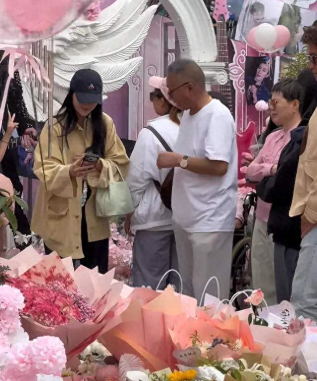 陈乔恩和艾伦给乔任梁庆生，乔爸爸也在，现场成了一片粉色花海