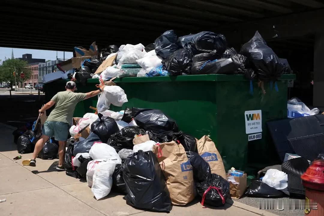 费城大罢工：垃圾围城后，政府终于让步了

7月9日，在经历一个多星期的大罢工后，