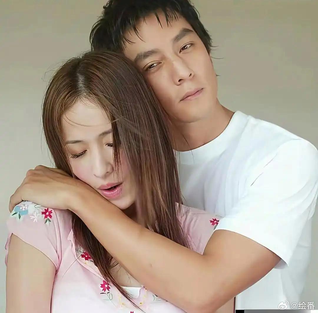 看到萧亚轩和吴彦祖合照，那时候原来还没割双眼皮这个眼‌妆造型师化﻿了3小‌﻿时才