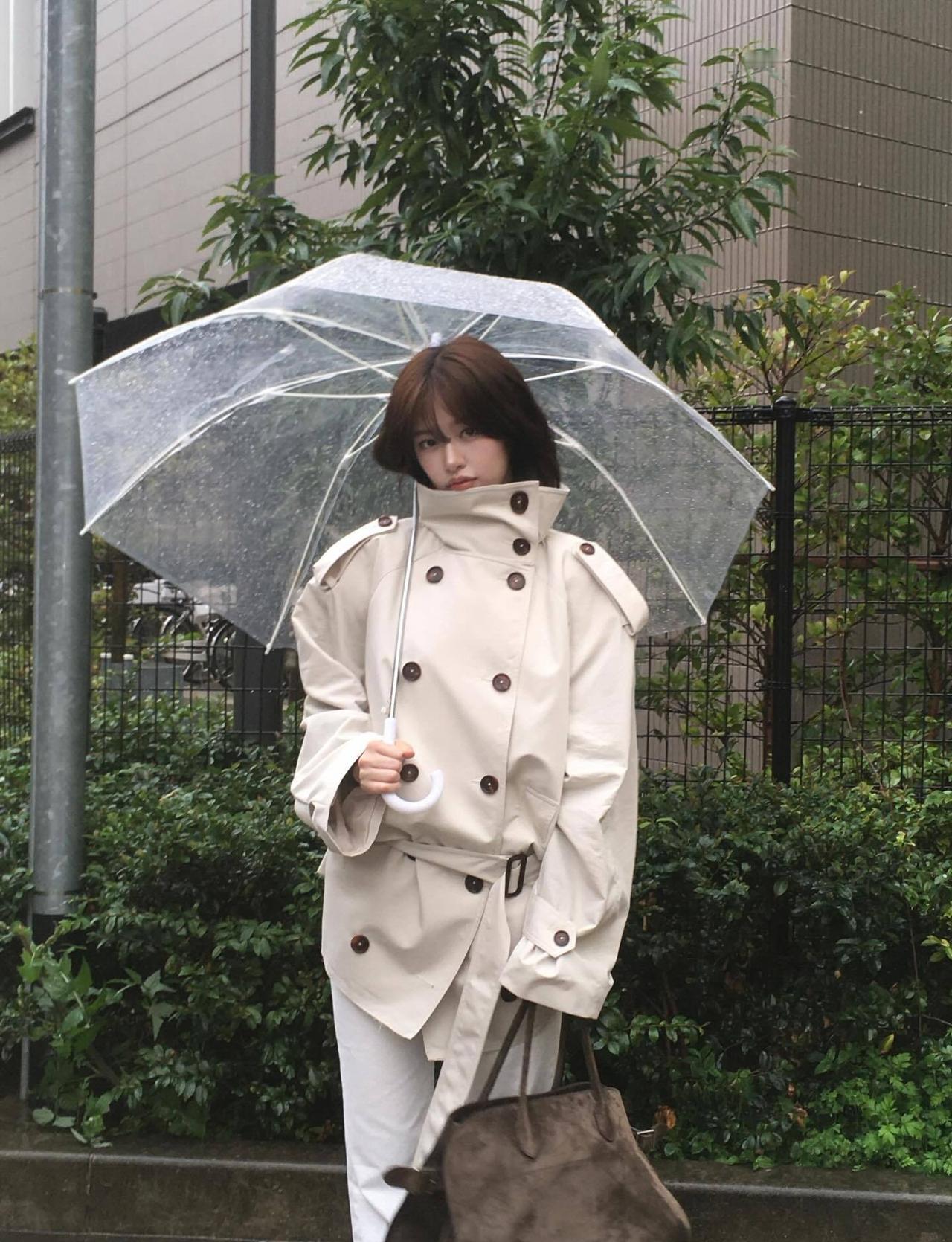 安宥真最近IG营业质量也太高了！

尤其风衣+雨伞这套完全喜欢🫶 ​​​