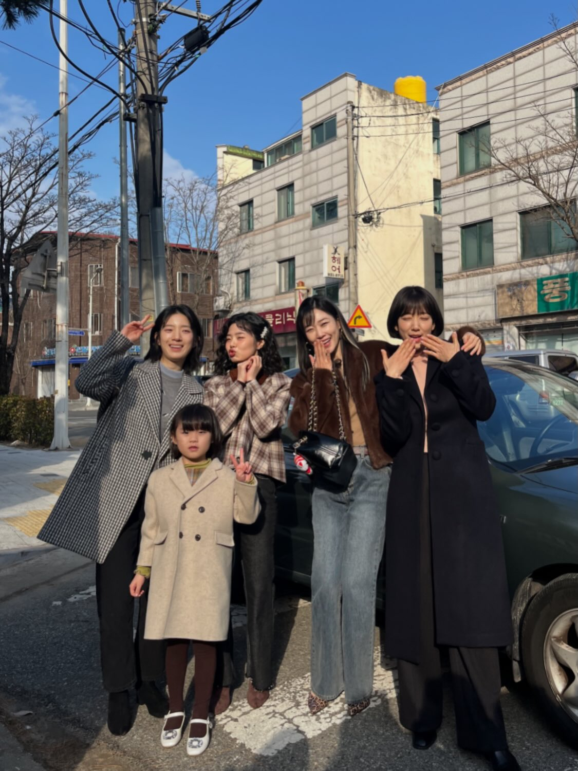 朴信惠 ✨undercovermisshong 出现在洪小姐剧组演员们ins里的