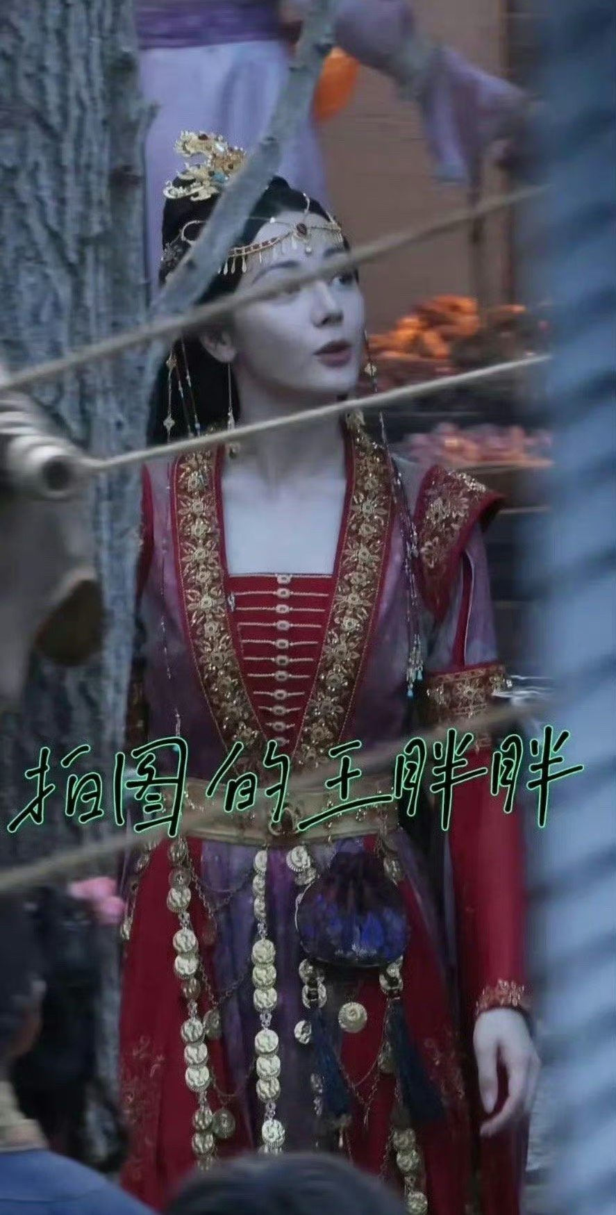 #迪丽热巴红衣贺思慕#迪丽热巴慕胥辞最新路透🈶，身穿红衣的贺思慕好有气质，期待