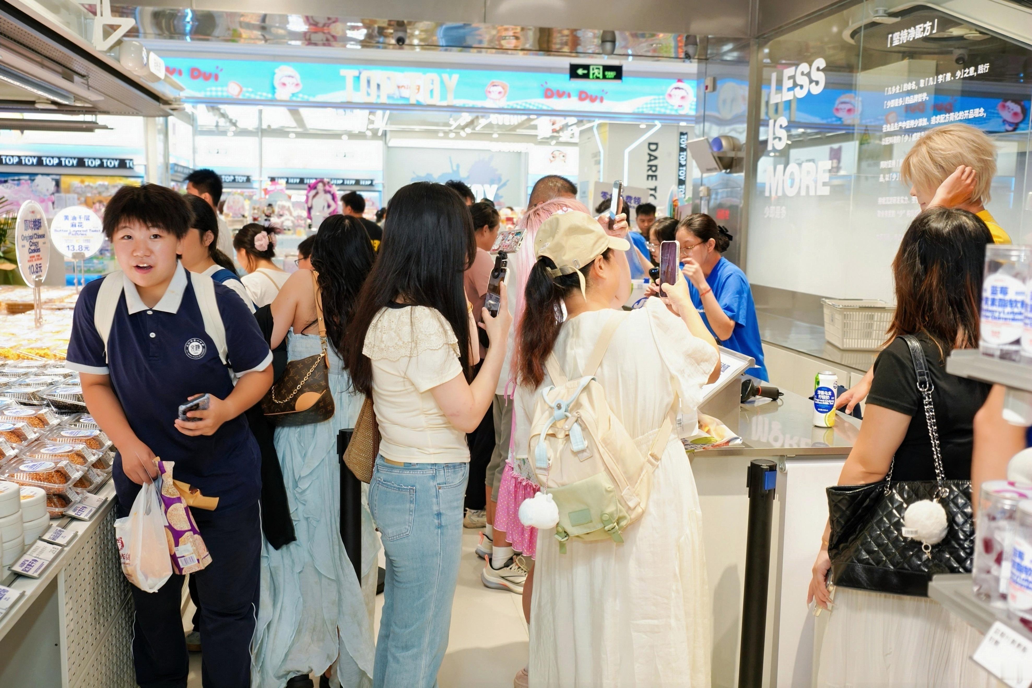 万家丽一楼被长沙人搬空了【在长沙买零食靠抢的】一代人有一代人要抢的“快乐”。✨万