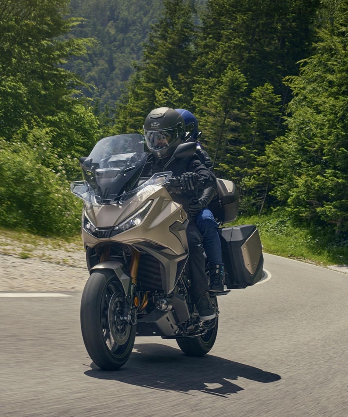 我希望自己能够有足够的运气与足够的勇气去见到命运里更多不同的风。也期待在未来的日