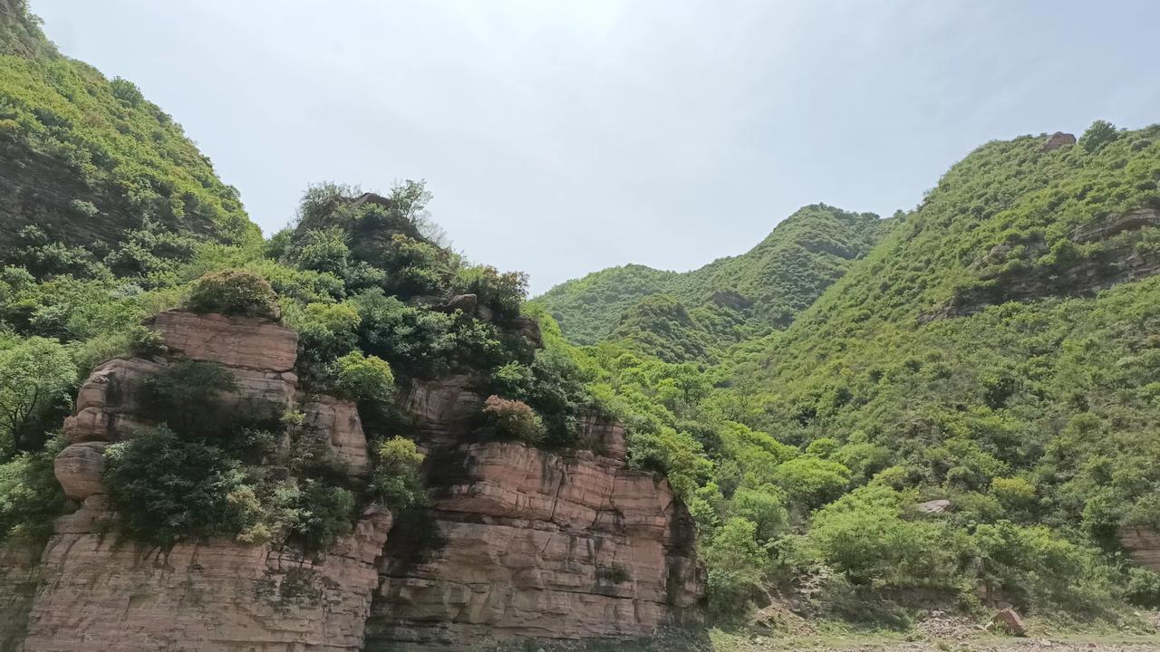这是山西长治黎城县黄崖洞镇境内的故池村。越过河滩、攀爬野坡，历经一个多小时艰难跋