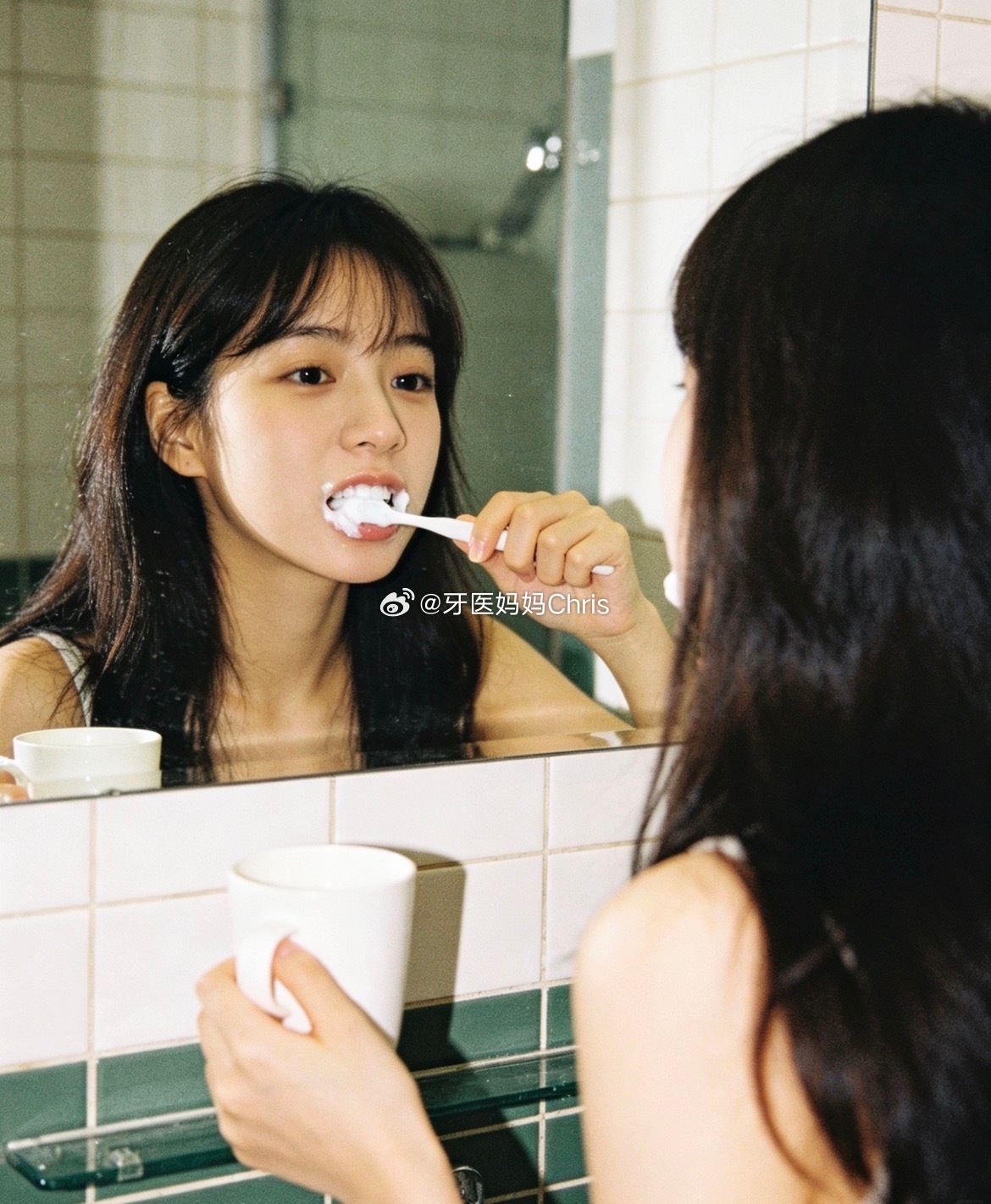 刷完牙真的不需要漱口吗口腔健康 很多人从小养成的习惯是：刷完牙，拿起杯子，“咕噜