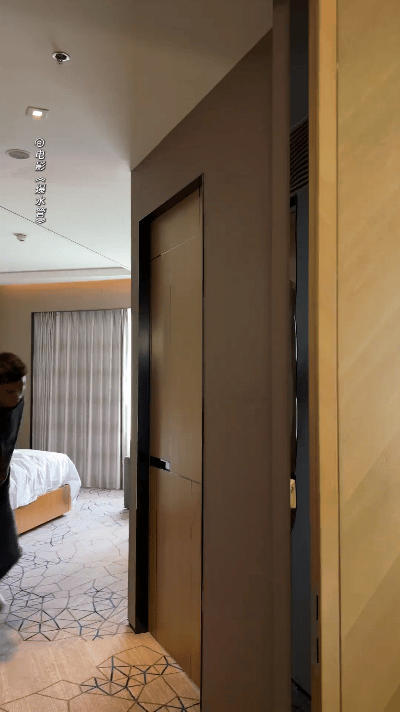 离彭于晏近了付航面相都变了 付航：以前像会骗我钱，现在像会帮我赚钱！这面相进化史