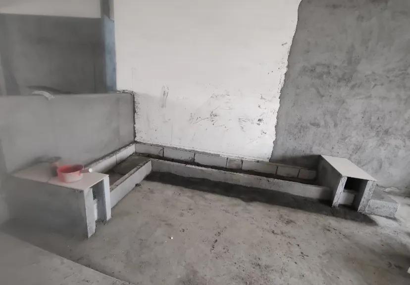 我的泥工之别买沙发了，给你砌一个
上次你们吐槽泥工给我做的下沉式步入浴缸”是猪食