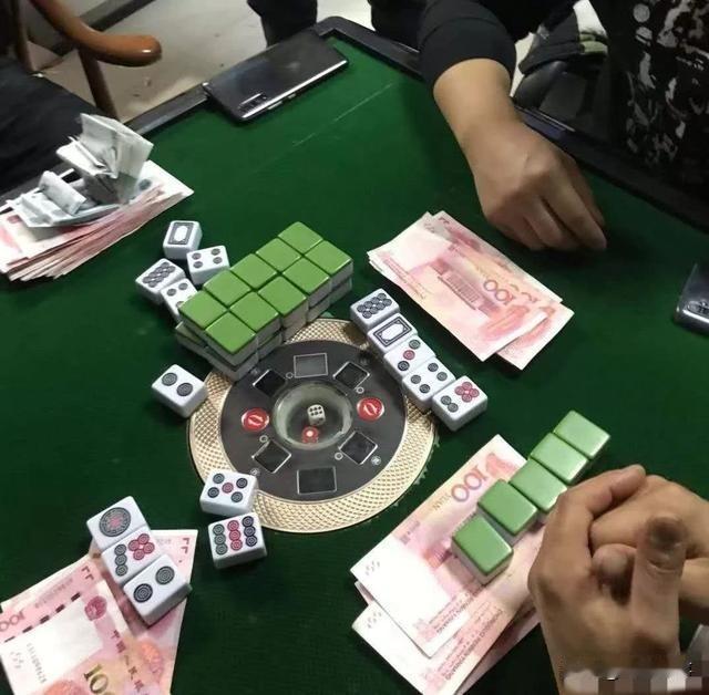 奇葩！辽宁鞍山，一男子在赌博时，因输了2300元钱，男子就此认为是有人出千。为了