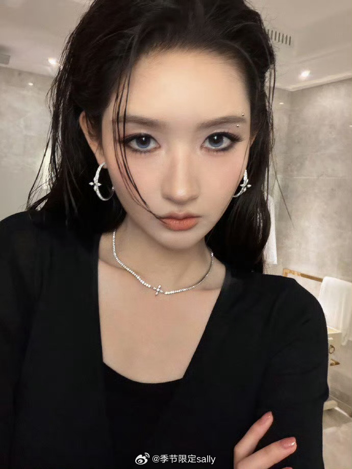 王玉雯湿发烟熏妆，王姐还整上眉钉了 