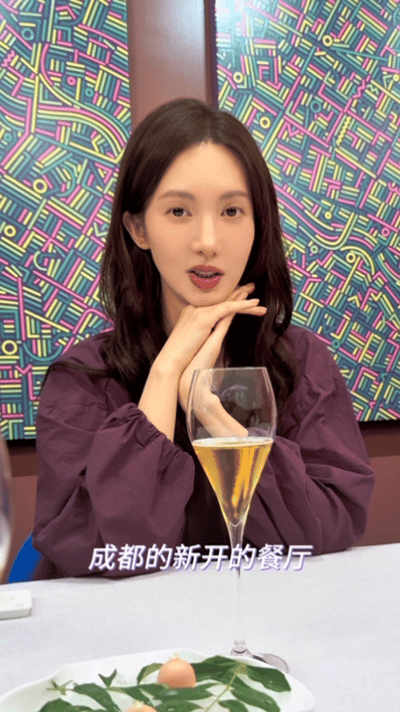 金晨吃到失去表情管理 今天也是金大喜代替金晨来录制吃播vlog的一天～今日营业晒