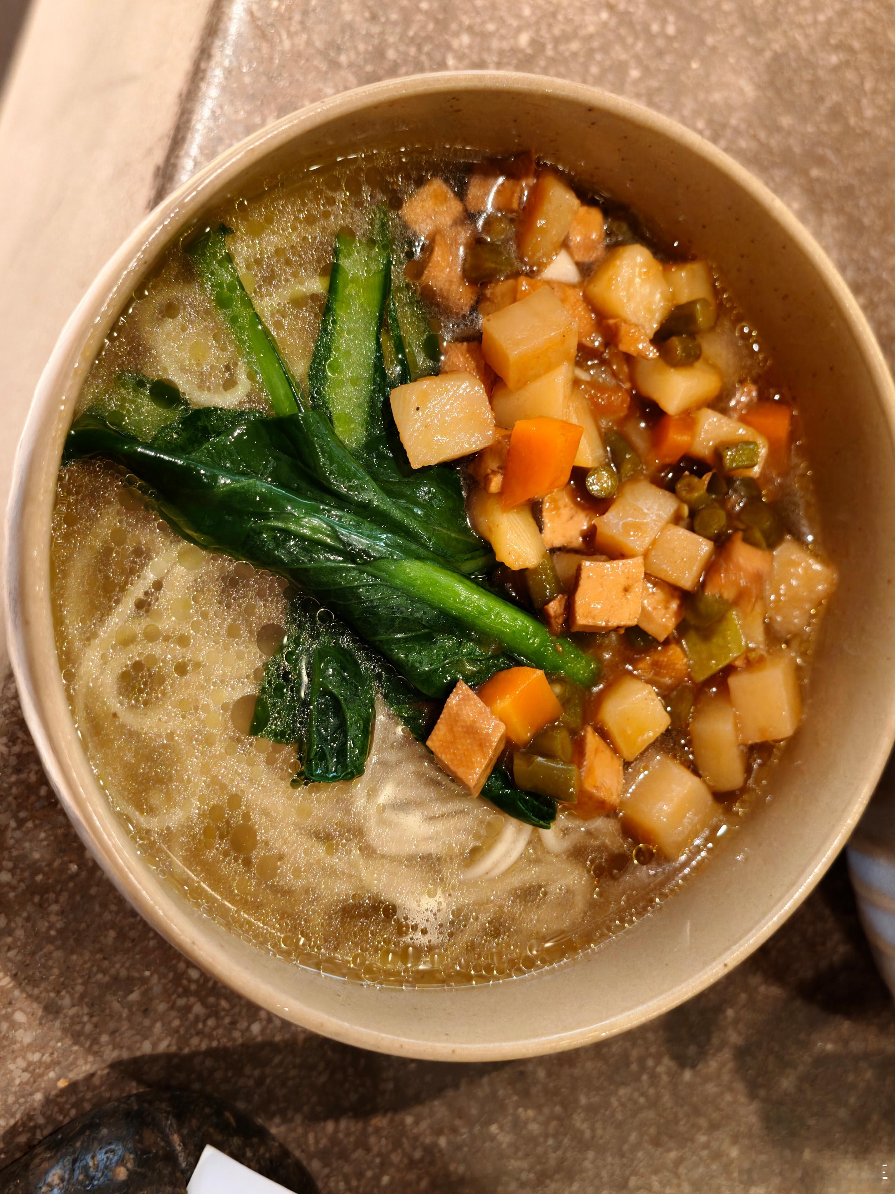 晚餐比午餐丰盛多了各种牛肉羊肉真的很好吃我吃了黄河岸边特色蒿子面吃起来跟咱们那的