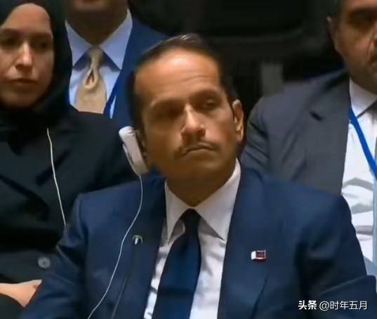 卡塔尔首相及其代表团以不加掩饰的神情，注视着以色列常驻联合国代表在联合国威胁他们