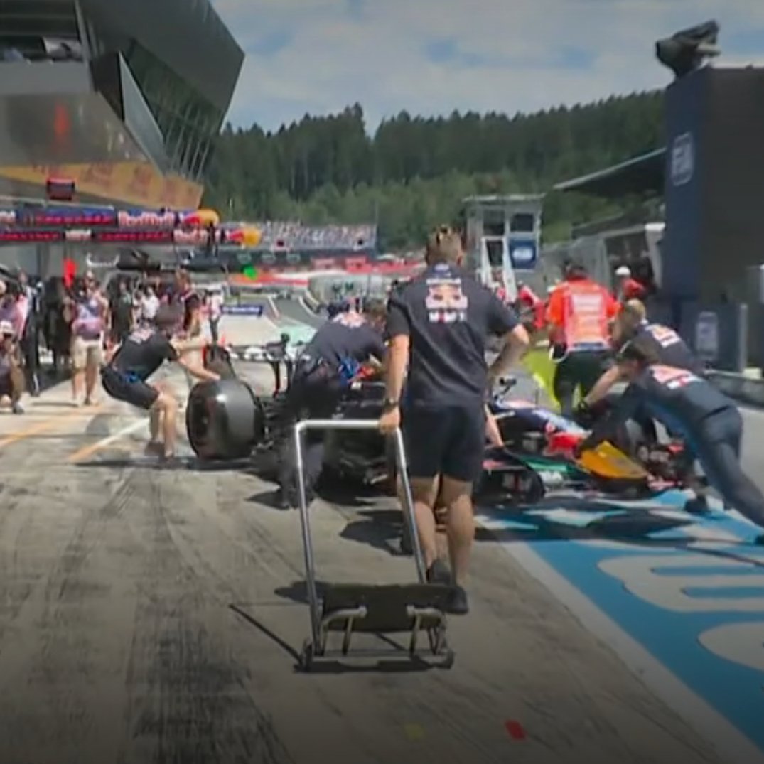 F12026F1奥地利大奖赛 维斯塔潘赛车停在了维修通道里 
