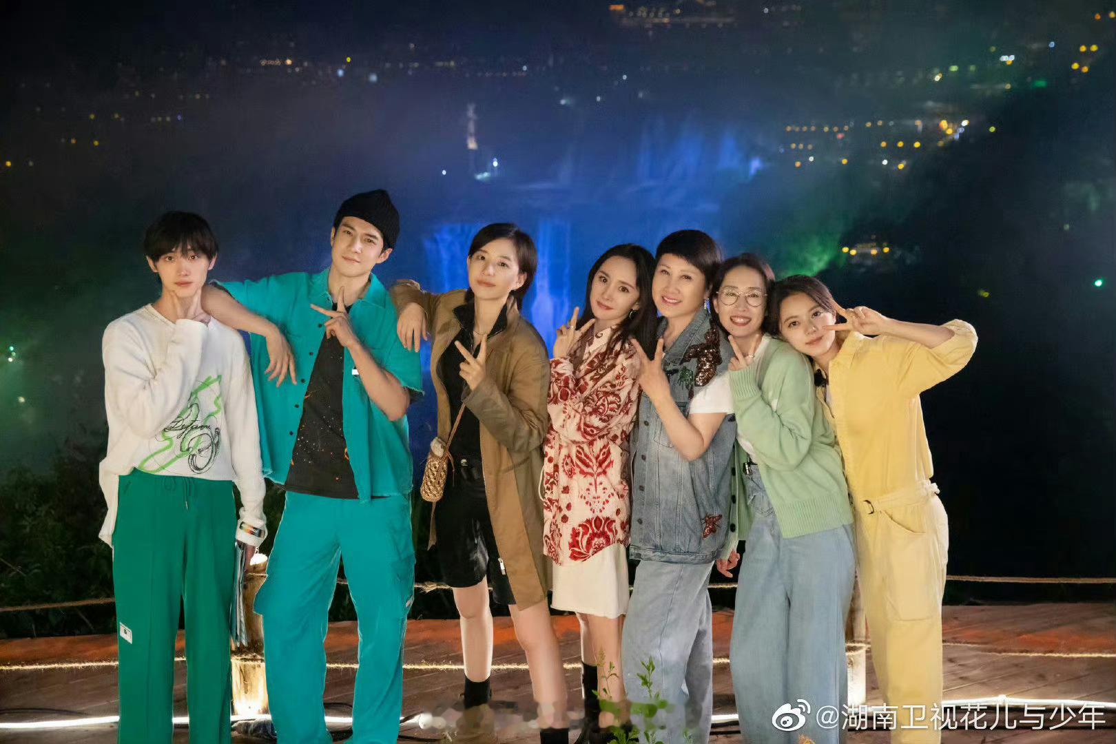 花少十周年合照来了，杨幂、李斯丹妮、张凯丽、刘敏涛、赵今麦、丁程鑫、韩东君回忆满