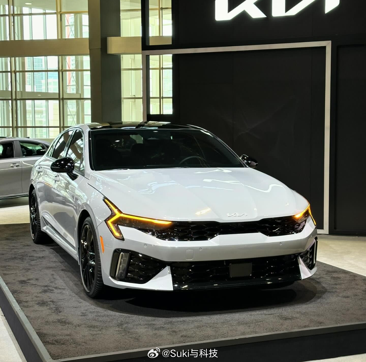 国产厂商们赶紧来抄作业啊！⚡️起亚K5的“闪电”日行灯也太帅了吧！那个Z字型的L