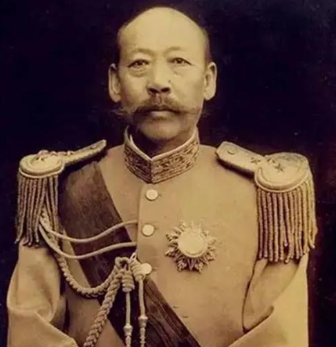 曹锟这辈子最大的尴尬，发生在1923年10月他当上大总统那天。各国驻京使节按惯例