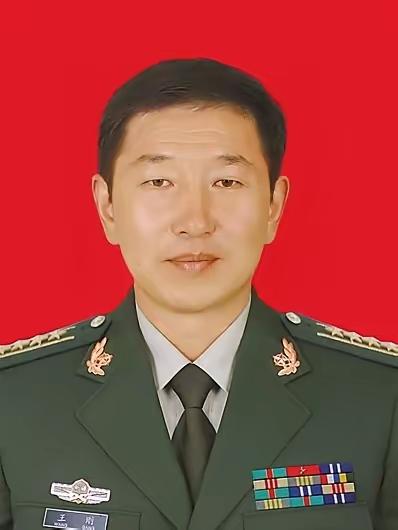 [月亮]他扎根南疆反恐一线三十余载。2002年2月，在处置暴恐事件中，他一脚踢开