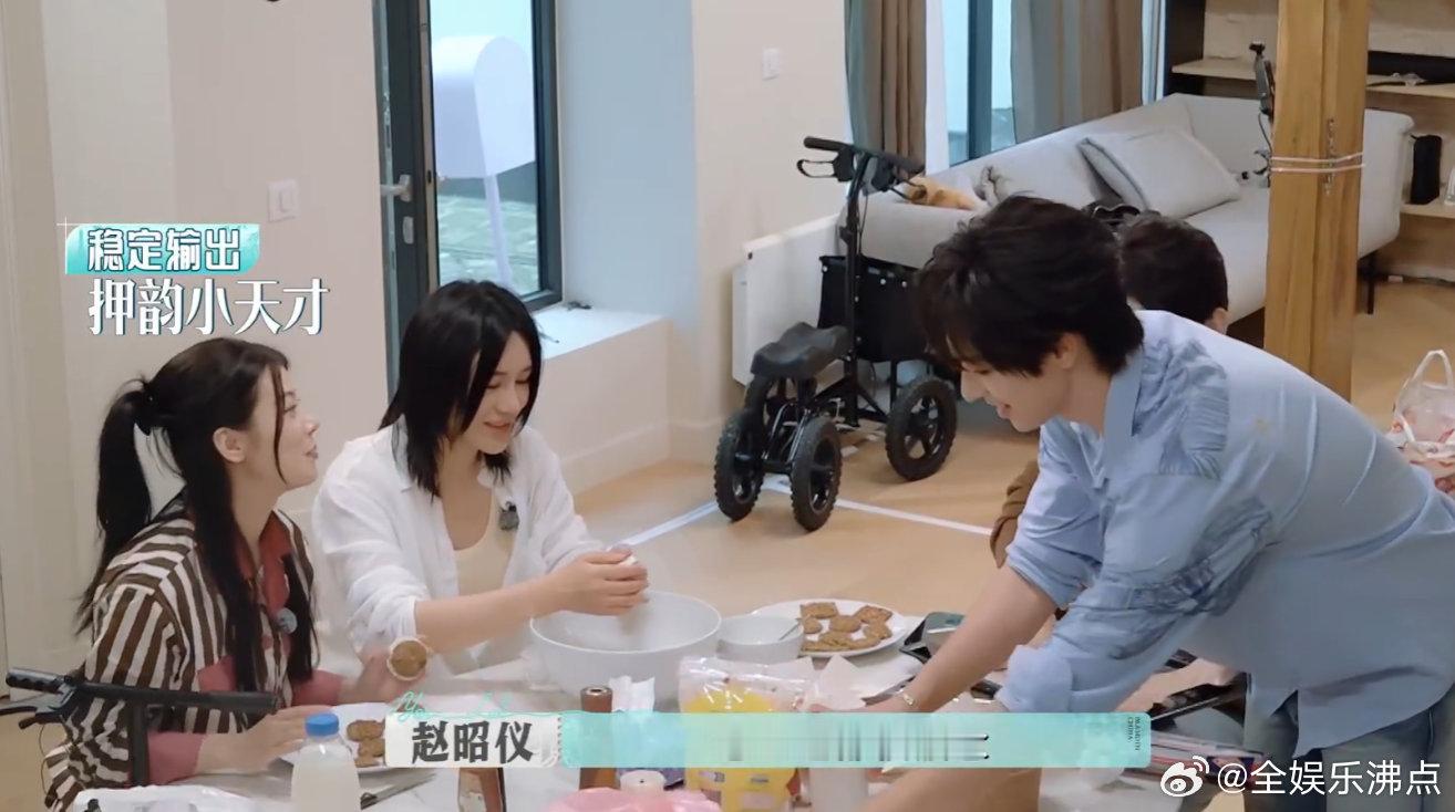 赵昭仪[超话]赵昭仪有点填词天赋在的赵昭仪的填词天赋藏不住啦！边干活边输出押韵歌
