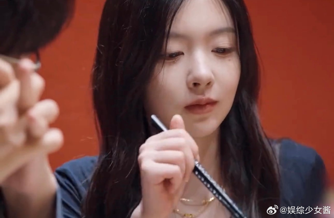周佑凌看柳柳吃东西的眼神周佑凌柳柳约会好甜！！这样甜甜的恋爱，谁不爱看呢 