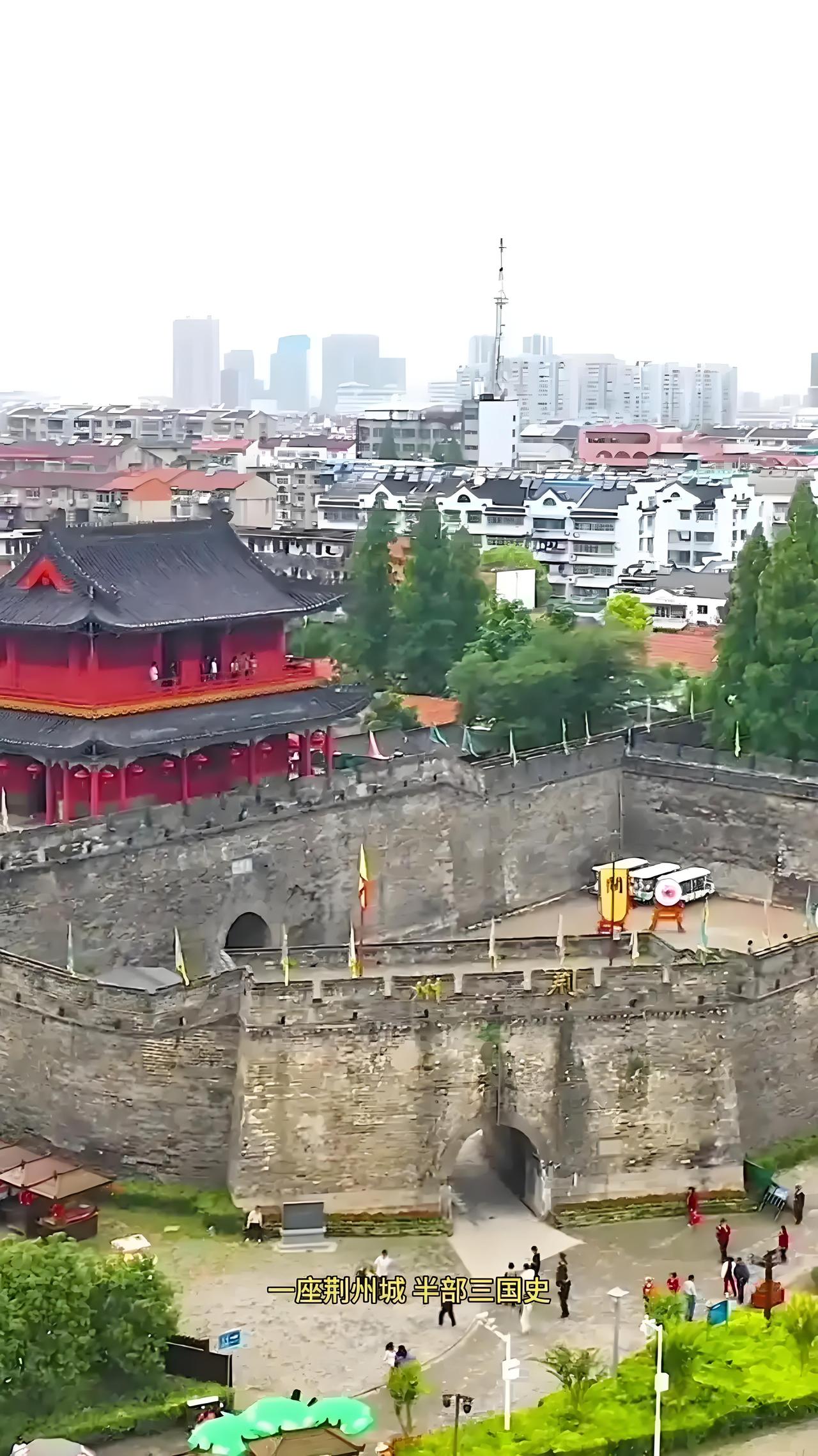 荆州，地处长江中游、江汉平原腹地，古称江陵、郢都、南郡。春秋楚文王元年（前689