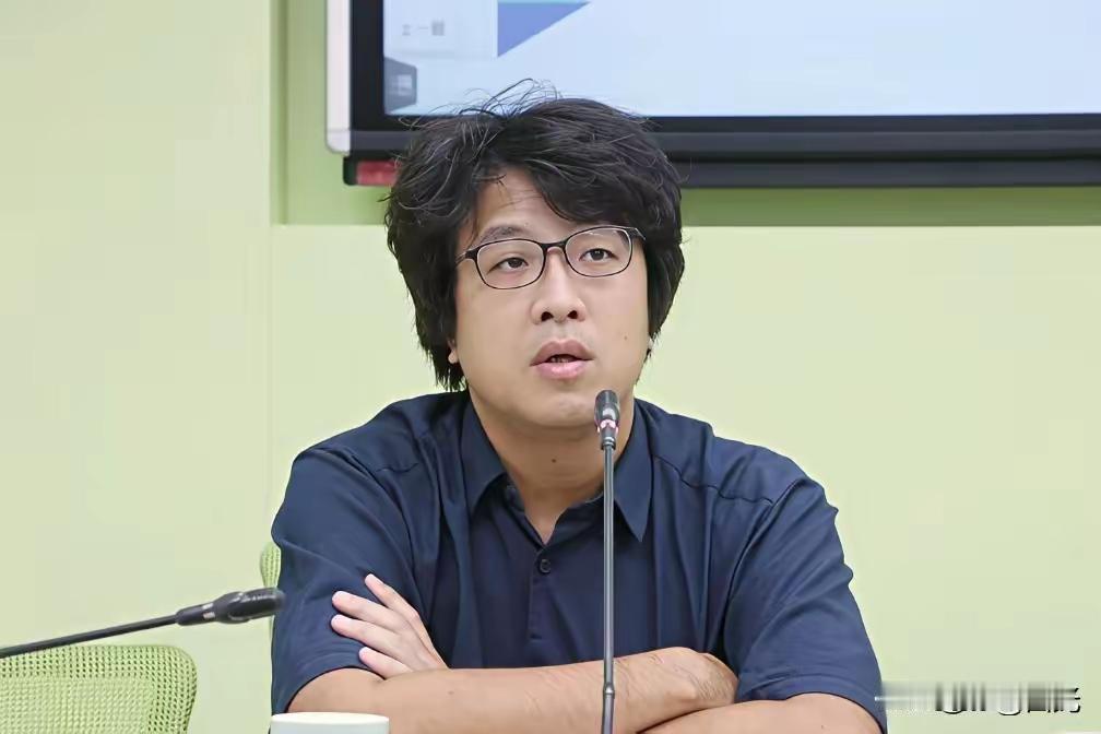 台独顽固分子沈伯洋说，“台湾是主权独立国家，这是现状；从头到尾要改变现状的只有中