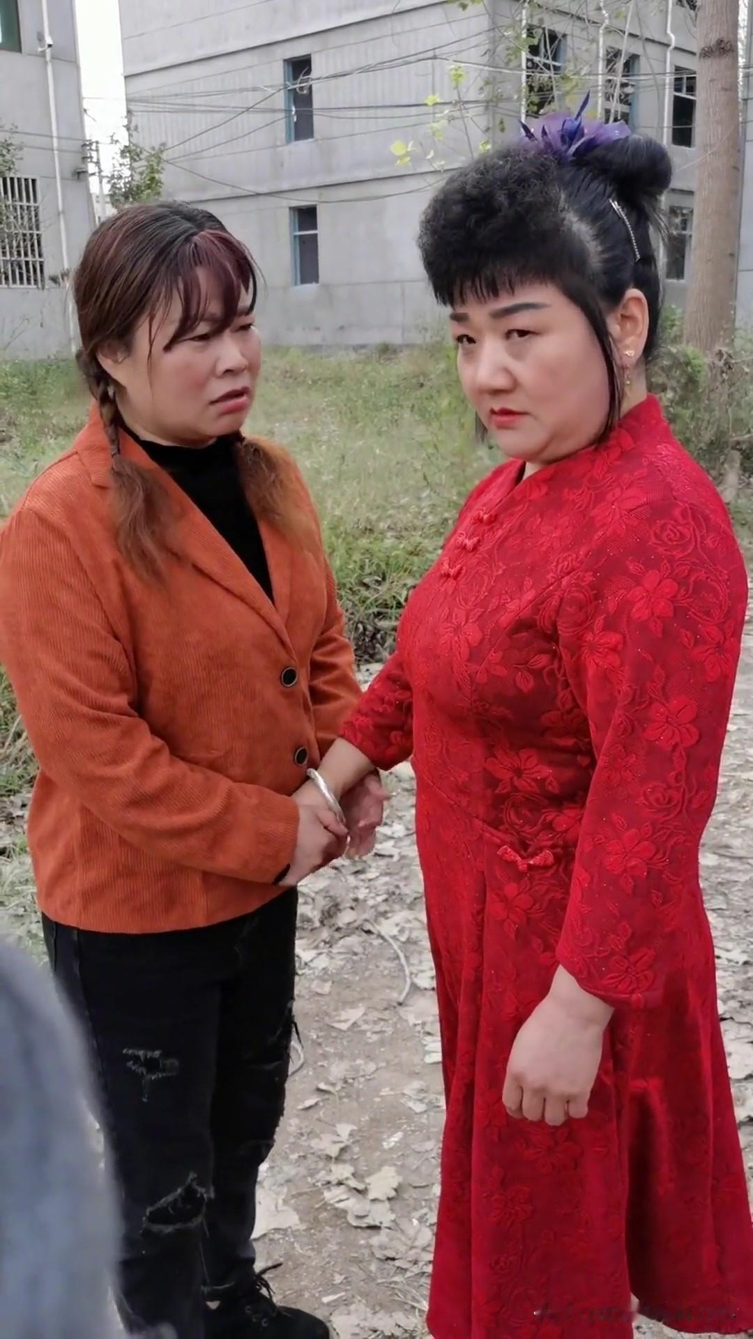 村里的寡妇王婶，不要看她是个女的，胆子特别大。有一天晚上，王婶睡得迷迷糊糊，突然