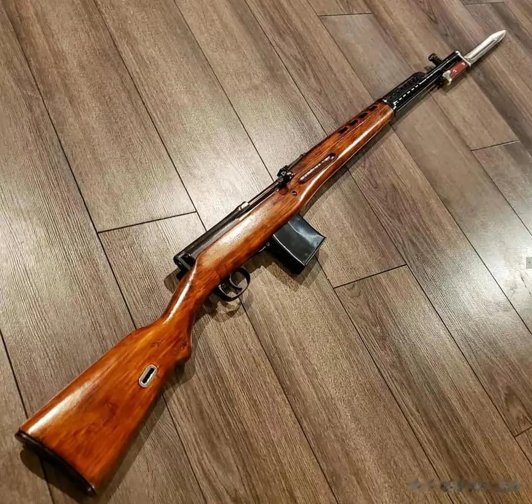  SVT-40半自动步枪是第二次世界大战期间苏军步兵的主要装备之一。 
使用7.