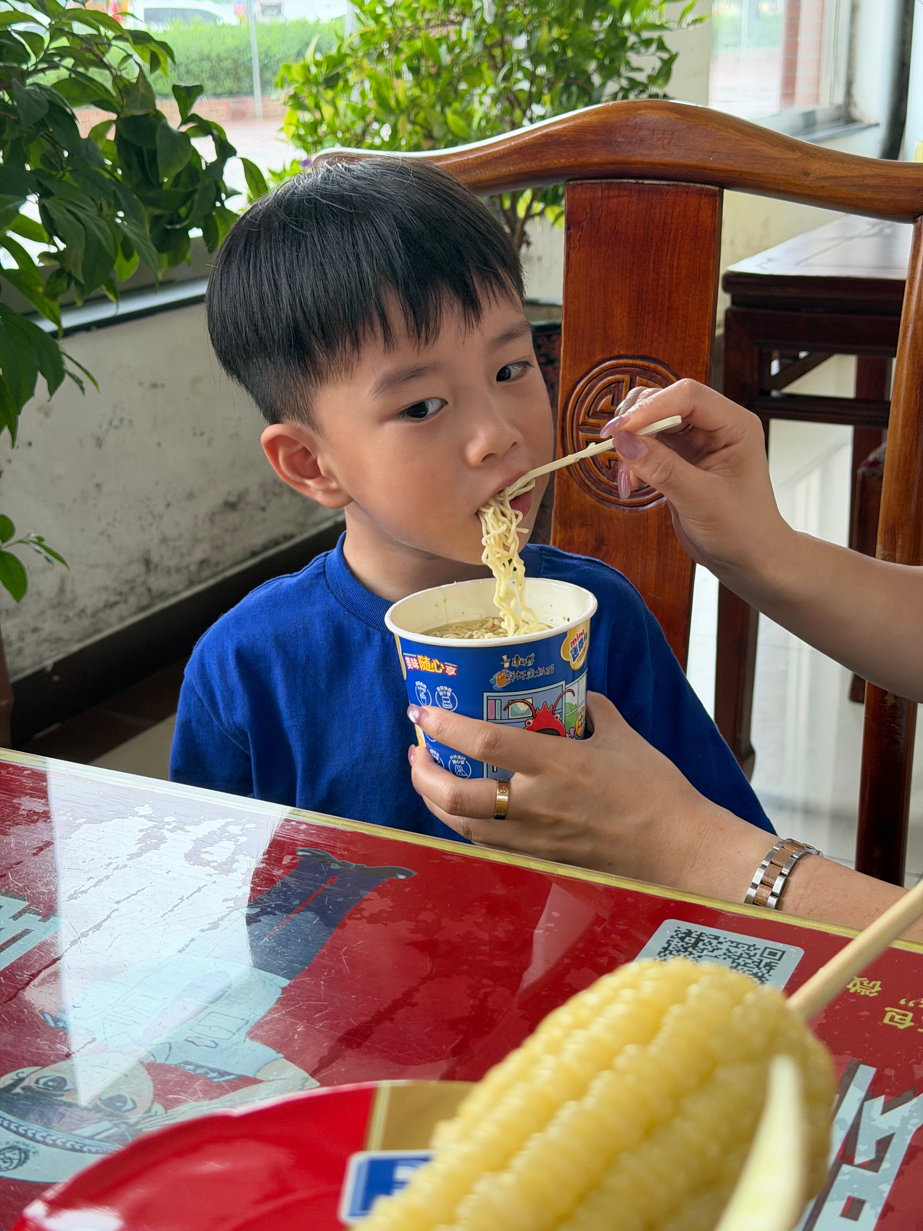 第一次吃泡面的橙子到家了，可以发发微博 秦皇岛·抚宁服务区(秦滨高速秦皇岛方向)