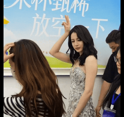 关于她很可爱这件事迪丽热巴冰淇淋掉衣服上迪丽热巴迪丽热巴大家都乖乖听话