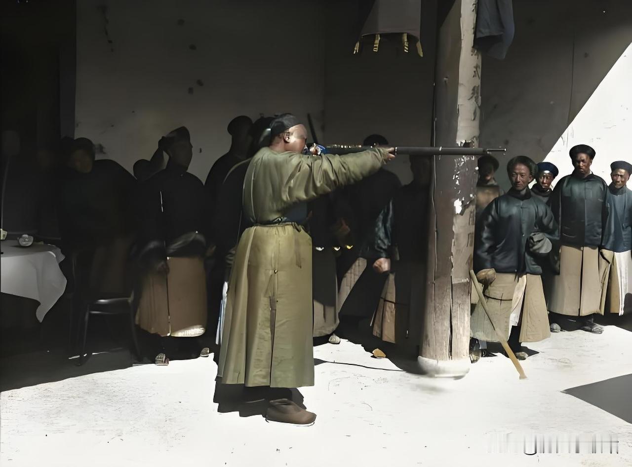 您瞧清末廊下这场景，活脱脱一出“破铜烂铁充大瓣蒜”的闹剧！武官端着老抬枪摆谱，那