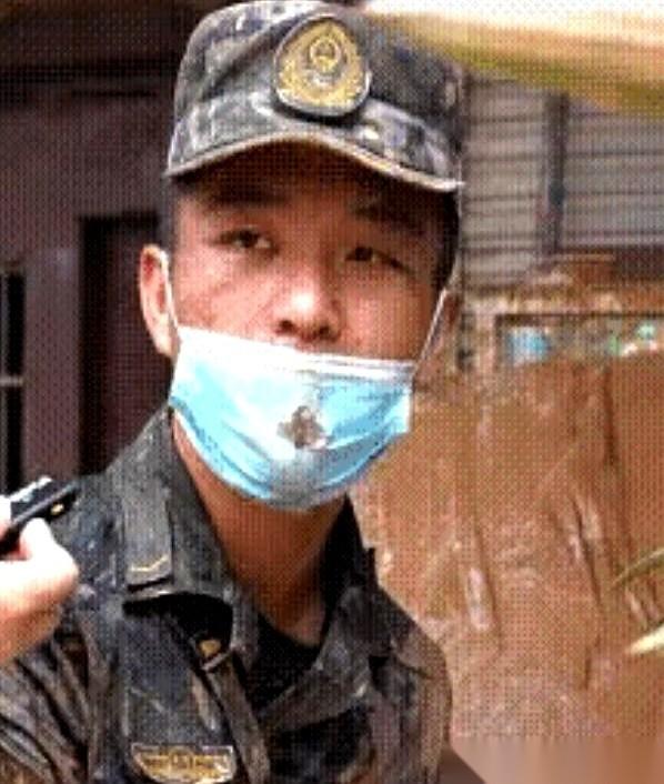 “砰”的一声闷响，泥浆溅起半米高。几百斤重的泡水冰柜脱手砸下，05后新兵李晓康的