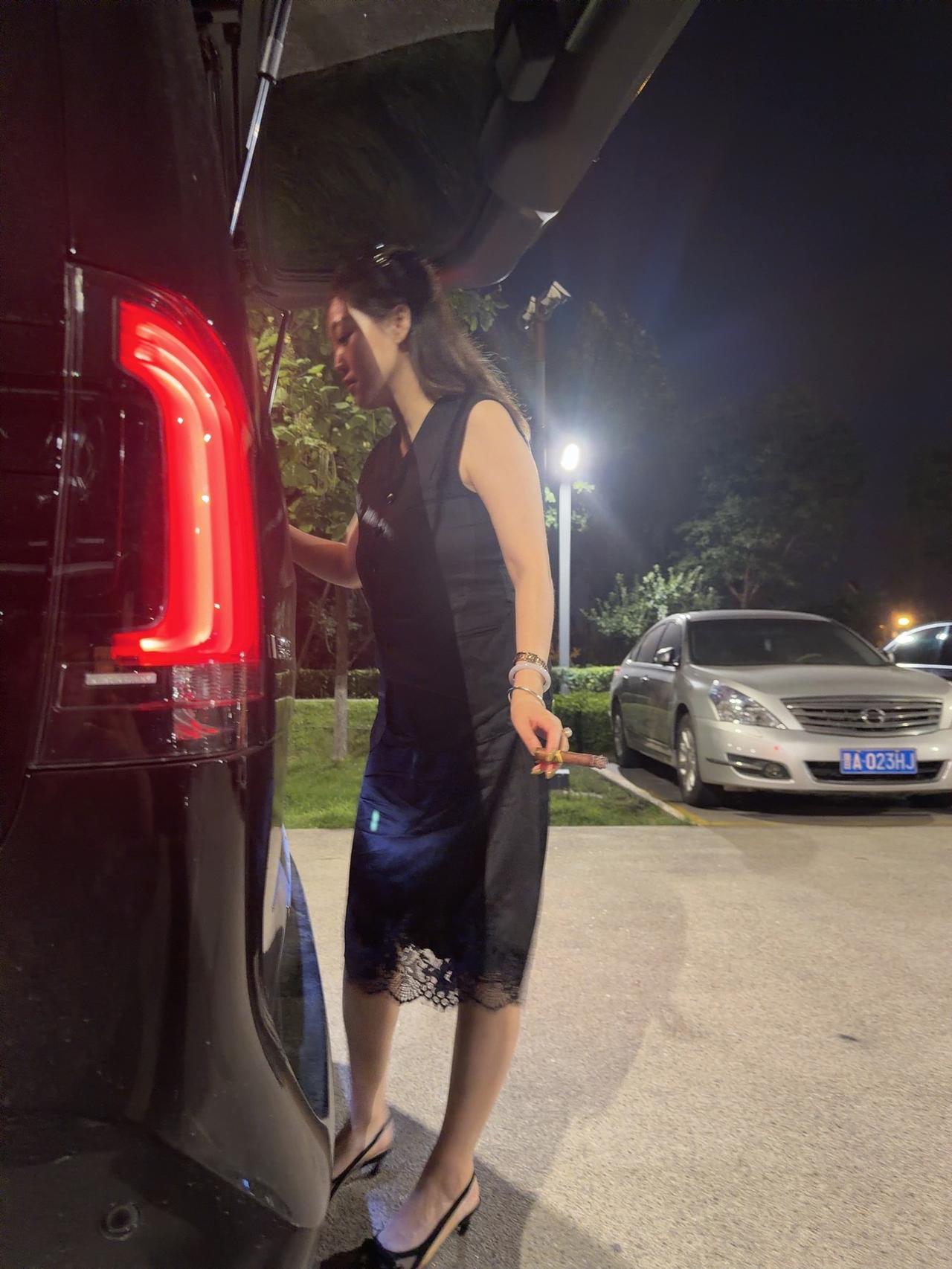 晚上好，来听故事没有人会一直等你但车会 黑长裙 高跟鞋汽车ootd穿搭