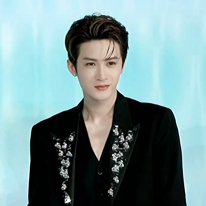 这一系列小动作给我迷的死死的，先挑眉然后来个蛊惑的笑[跪了][跪了][跪了]，我