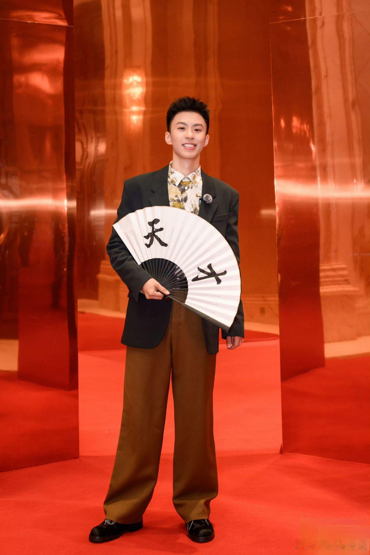 舞都跳不齐怎么不算是一种团魂周五晚高疯 被《周五晚高疯》这段舞台可爱到了🥰！动