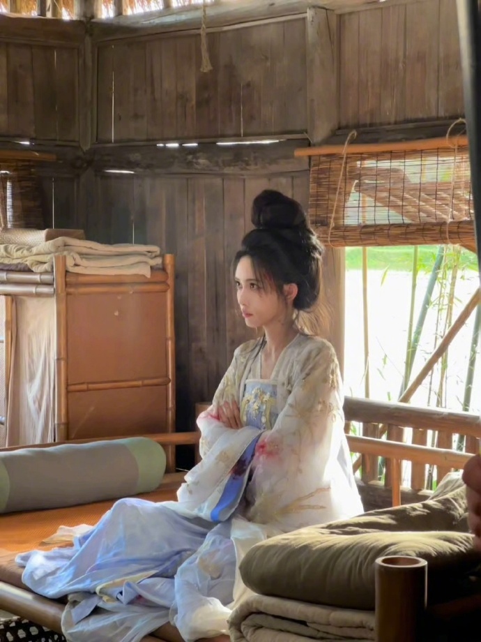 孟子义美美拍照的场景丰富，她的 wink 动图尽显俏皮，曾在户外竞技类综艺中展现