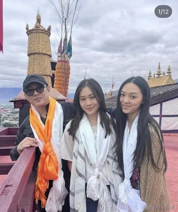 李连杰利智的女儿长相辨识度挺高的，两个看上去相貌随父亲李连杰多一些，身材则随母亲