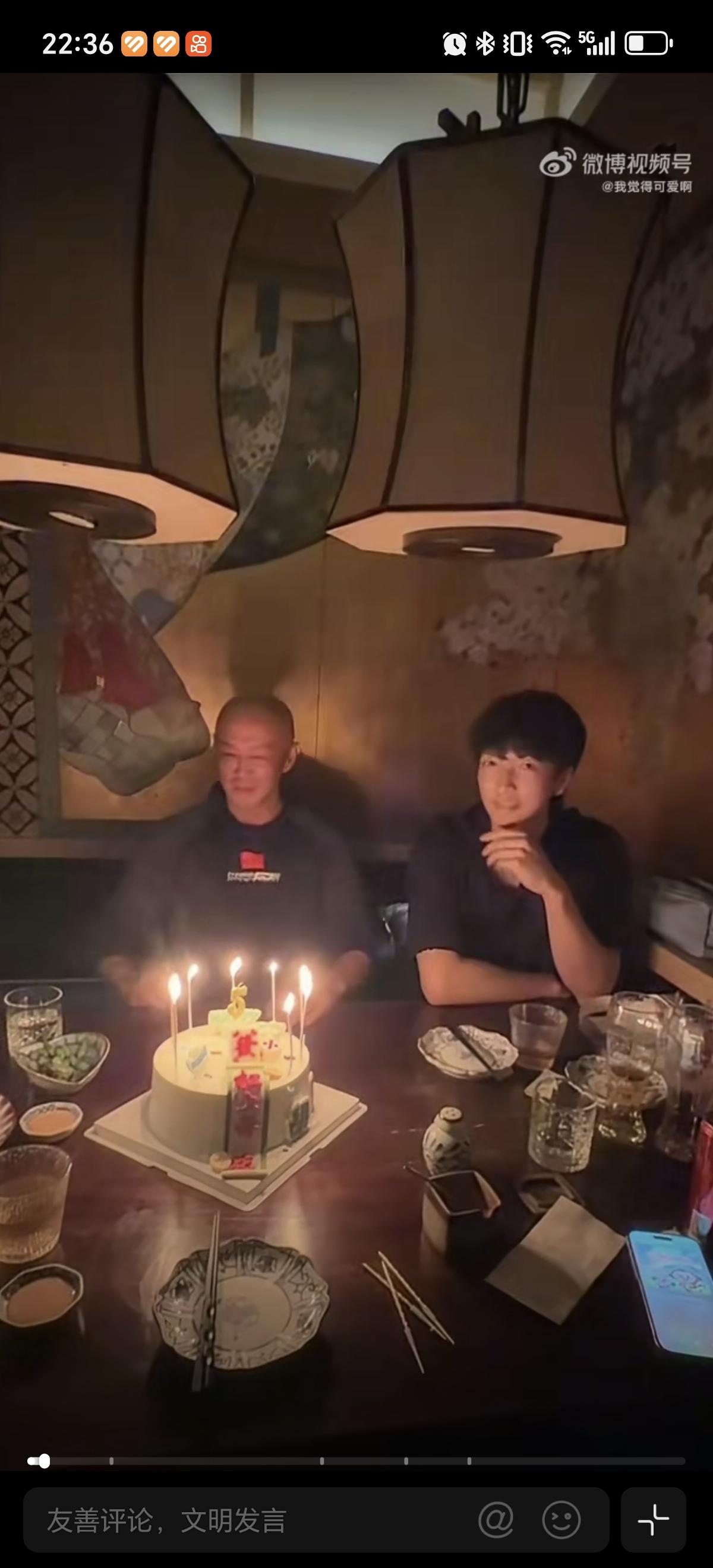5月22日肖战过生日，儿子肖凯文发出吹蜡烛切蛋糕的视频，看着肖战教练很幸福，女儿