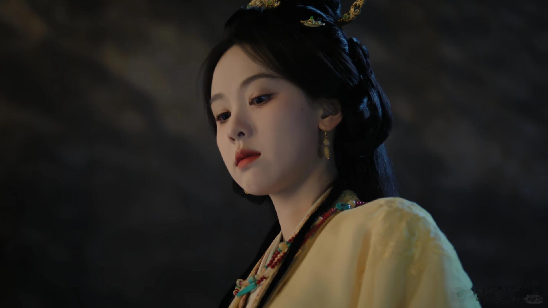 翘楚我不要恨海情天我要如日中天看透情爱虚无缥缈毫无用处，楚朝选择把精力放在打拼事