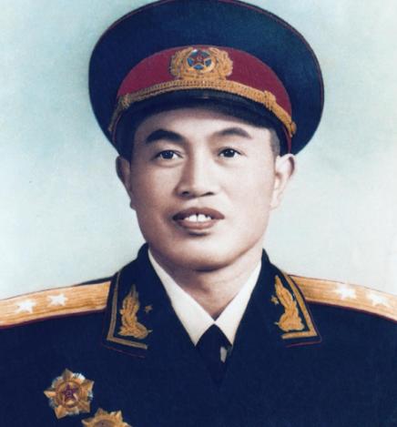 1969年的甘肃乡下，几个光着身子的孩子蹲在土坡上啃土豆。

兰州军区司令皮定钧