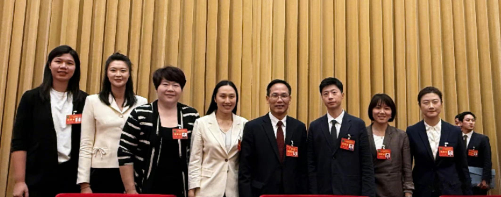 惠若琪分享马龙合影 （顺便旁边男的青联十三届主（应该不夹吧）席） ​​​