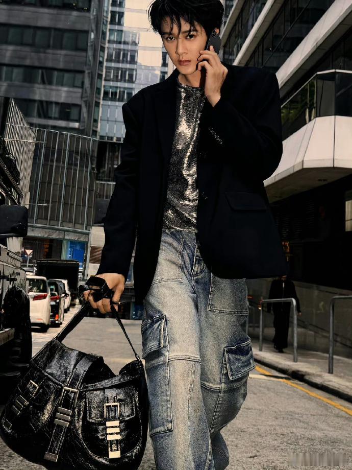 #檀健次八月第三次升T# 檀健次在八月份的商业征程中又迈出了坚实的一步，三次升T