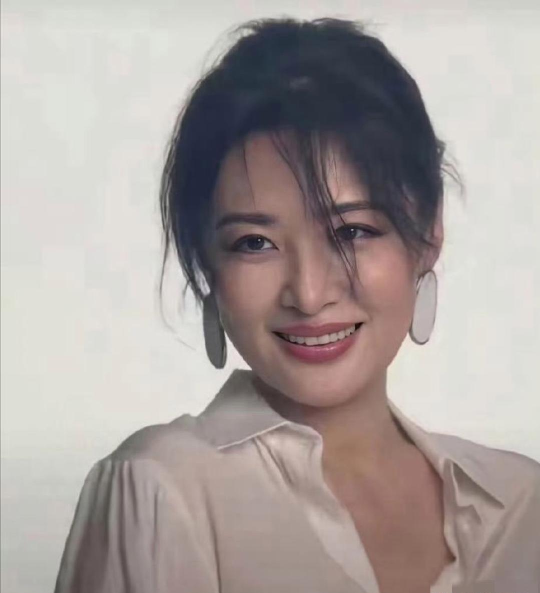 她曾经是央视第一美女，却早早地离开了央视的舞台，我觉得有点浪费优秀人才了。

照