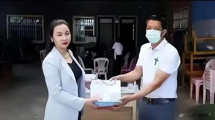 没有对比，就没有伤害！
曾经的明珍珍穿着名贵的西装，戴着耀眼的首饰，打扮得光鲜亮
