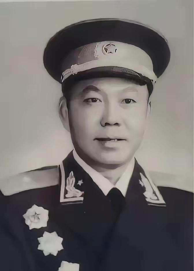 1984年3月，开国少将孔俊彪回到了老家福建宁化。在县招待所里，他对着时任县武装